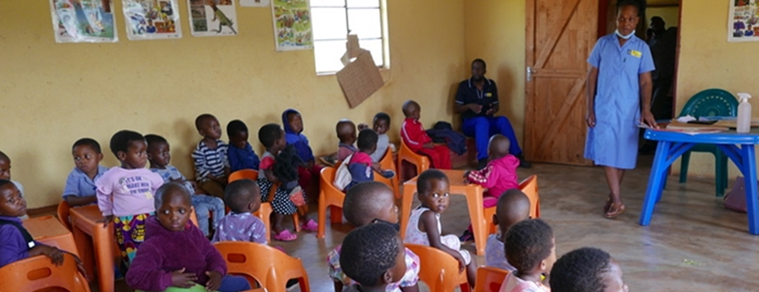 Kinder in eSwatini beim essen