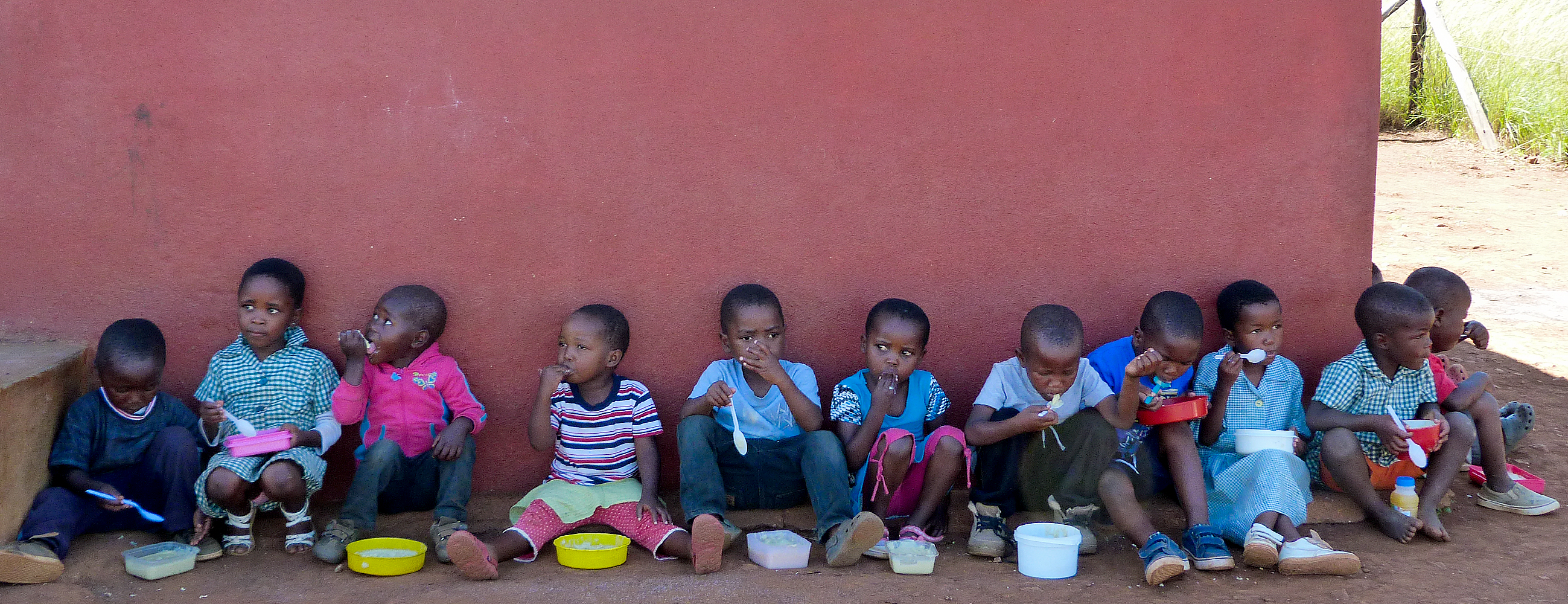 Kinder in eSwatini beim essen